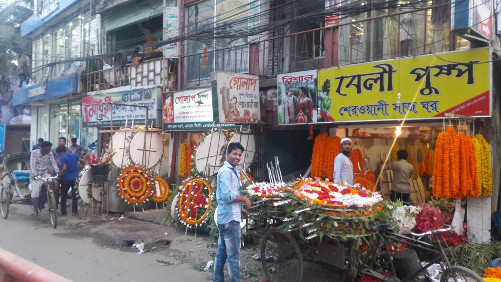 কালো রাত বরণে সিলেটের ফুল দোকানির প্রস্তুতি
