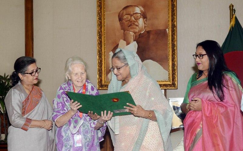 ব্রিটিশ নাগরিক লুসি হেলেন অবশেষে বাংলাদেশের নাগরিকত্ব পেলেন