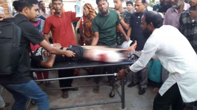 নওগাঁয় ভটভটির সঙ্গে মোটরসাইকেলের সংঘর্ষ, পা হারাল কিশোর