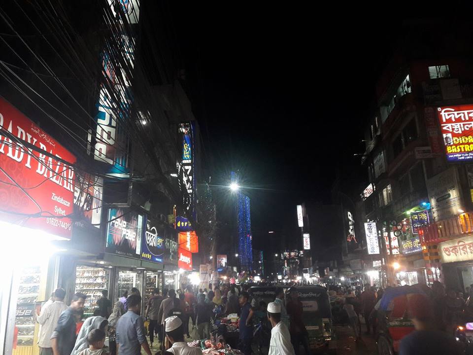 জমে উঠেছে সিলেটে ঈদ বাজার