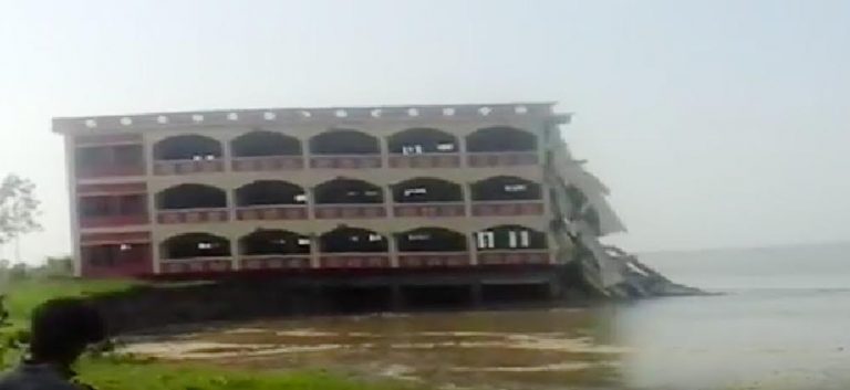 মানিকগঞ্জে যমুনার ভাঙ্গনে রক্ষা পেল না তিনতলা স্কুলটি!!