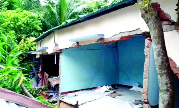কক্সবাজার শহরের দেড়শ’ ফুট উঁচু পাহাড় ধসে পড়েছে