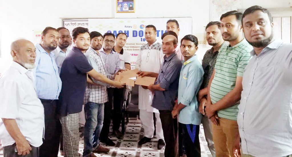রোটারী ক্লাব অব মেট্রোপলিটনের তিন পূজা উদযাপন কমিটিকে অনুদান