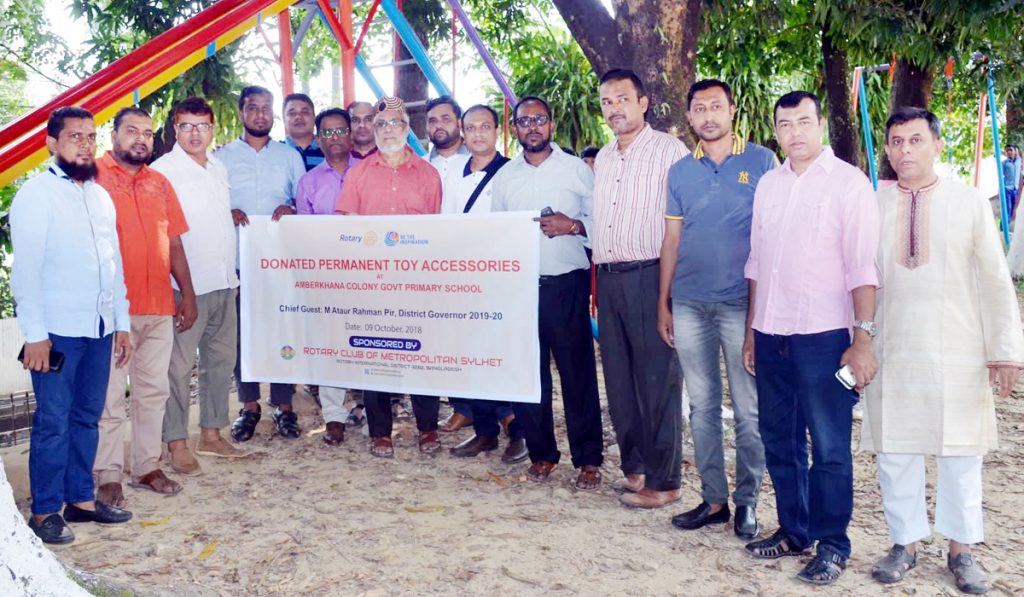 রোটারী ক্লাব মেট্রোপলিটনের উদ্যোগে কলোনী বিদ্যালয়ে খেলনা সামগ্রী প্রদান