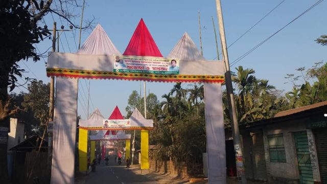 সমাজকল্যাণ মন্ত্রী নুরুজ্জামান আহমেদ আসবে তাই দুই শতাধিক তোরণ