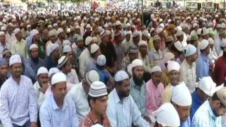 জুমার নামাজে অংশ নিতে ইজতেমামুখী মানুষের ঢল