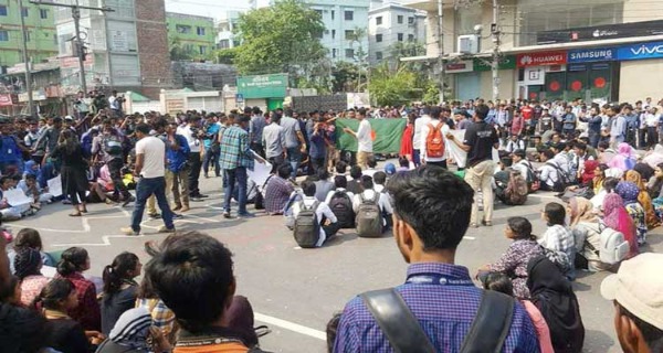 আজও সড়ক অবরোধ করেছেন শিক্ষার্থীরা