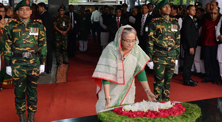 বঙ্গবন্ধুর প্রতিকৃতিতে প্রধানমন্ত্রীর শ্রদ্ধা