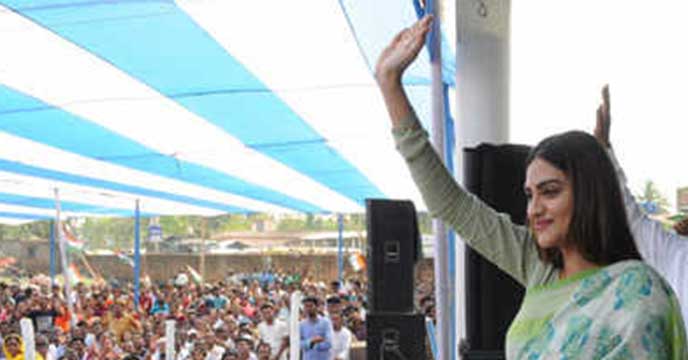 তৃণমূলের প্রচারে গিয়ে মঞ্চ ভেঙে পড়লেন অভিনেত্রী নুসরত