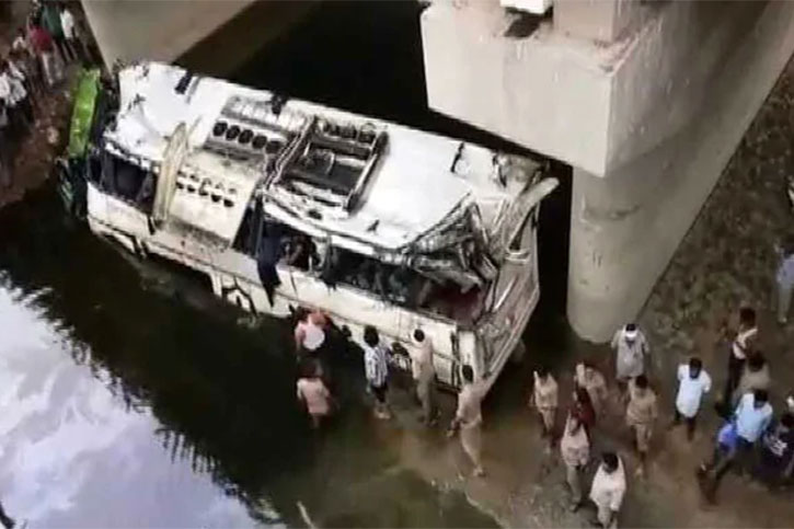ভারতে যমুনা এক্সপ্রেসওয়েতে বাস দুর্ঘটনায় ২৯ জন নিহত