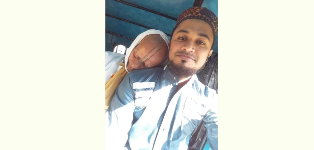 মানবতার ধর্মই ইসলাম:ছাতকের মাওলানার কাঁধে ঘুমন্ত হিন্দু পুরোহিতের ছবি ভাইরাল
