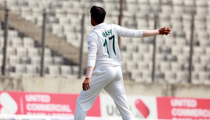 দিনের শুরুতেই রাহীর আঘাত