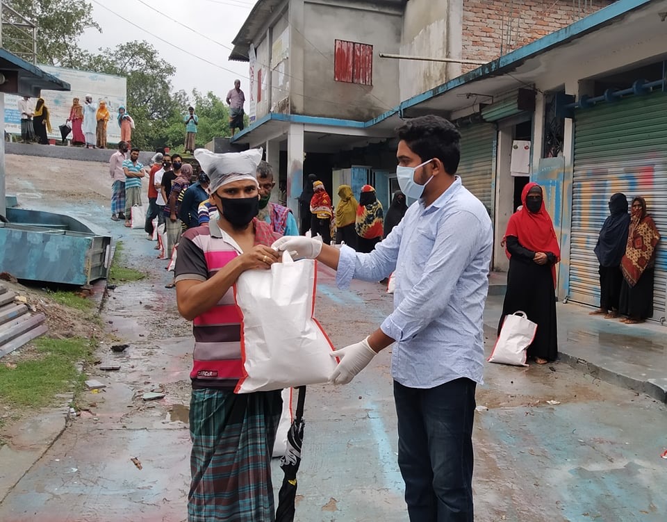 সিরাজগঞ্জে ফিফোটেক এর উদ্যোগে ঈদ সামগ্রী বিতরণ