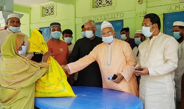 বড় ভাইয়ের মৃত্যুবার্ষিকীতে খাদ্যসামগ্রী বিতরণ করলেন শফিক চৌধুরী