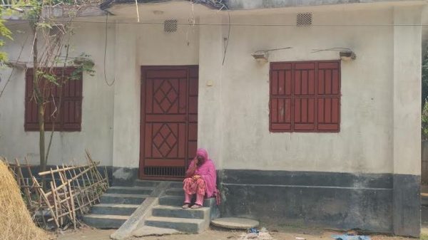 বিয়ের দাবি নিয়ে এক শিক্ষার্থী ৪ দিন  ধরে প্রেমিকের বাড়ির গেটে অবস্থান