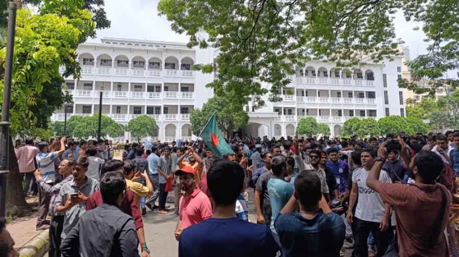 সুপ্রিমকোর্ট প্রাঙ্গণে জড়ো হচ্ছেন আন্দোলনকারীরা