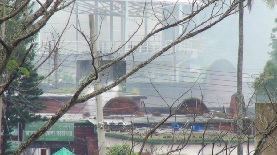 এখনও নিয়ন্ত্রণে আসেনি জামালপুর জেলা কারাগার, রাতেও থেকে থেমে চলছে গুলি