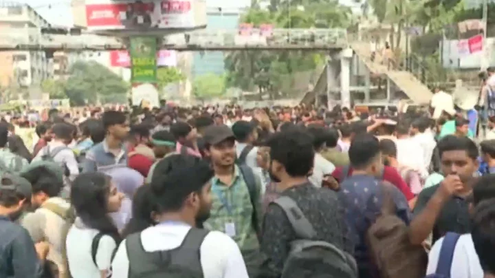 ফের সায়েন্সল্যাবে অবরোধ, যান চলাচল বন্ধ