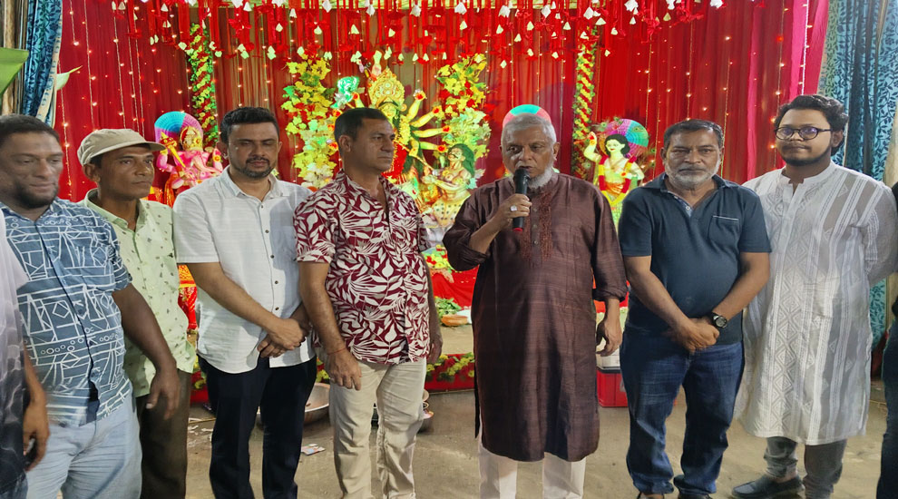 নগরীর পূজা মন্ডপ পরিদর্শনে সাবেক মেয়র আরিফ