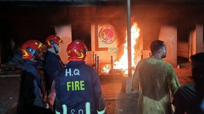 জাতীয় পার্টির কেন্দ্রীয় কার্যালয়ে অগ্নিসংযোগ