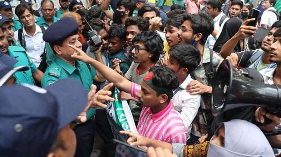 অটো পাসের দাবিতে ঢাকা বোর্ডের চেয়ারম্যান ও কর্মকর্তারা অবরুদ্ধ