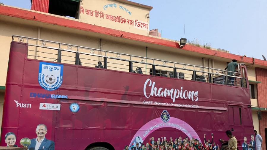 ট্রফি নিয়ে ফিরছেন সাবিনারা, প্রস্তুত ছাদখোলা বাস