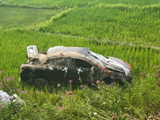 বরের গাড়িতে ট্রেনের ধাক্কা, ছিটকে পড়লো ধানক্ষেতে
