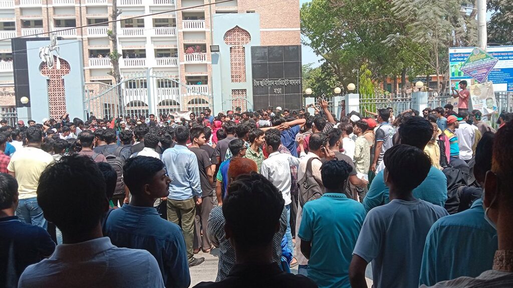 ধর্ষকদের ফাঁসির দাবিতে আদালত চত্বরে অবস্থান, আসামিপক্ষে দাঁড়াবেন না কোনও আইনজীবী